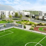 Cancha de fútbol, con tren de fachadas de casas nuevas en venta en el fraccionamiento residencial Las Haciendas Residencial en García, Nuevo León