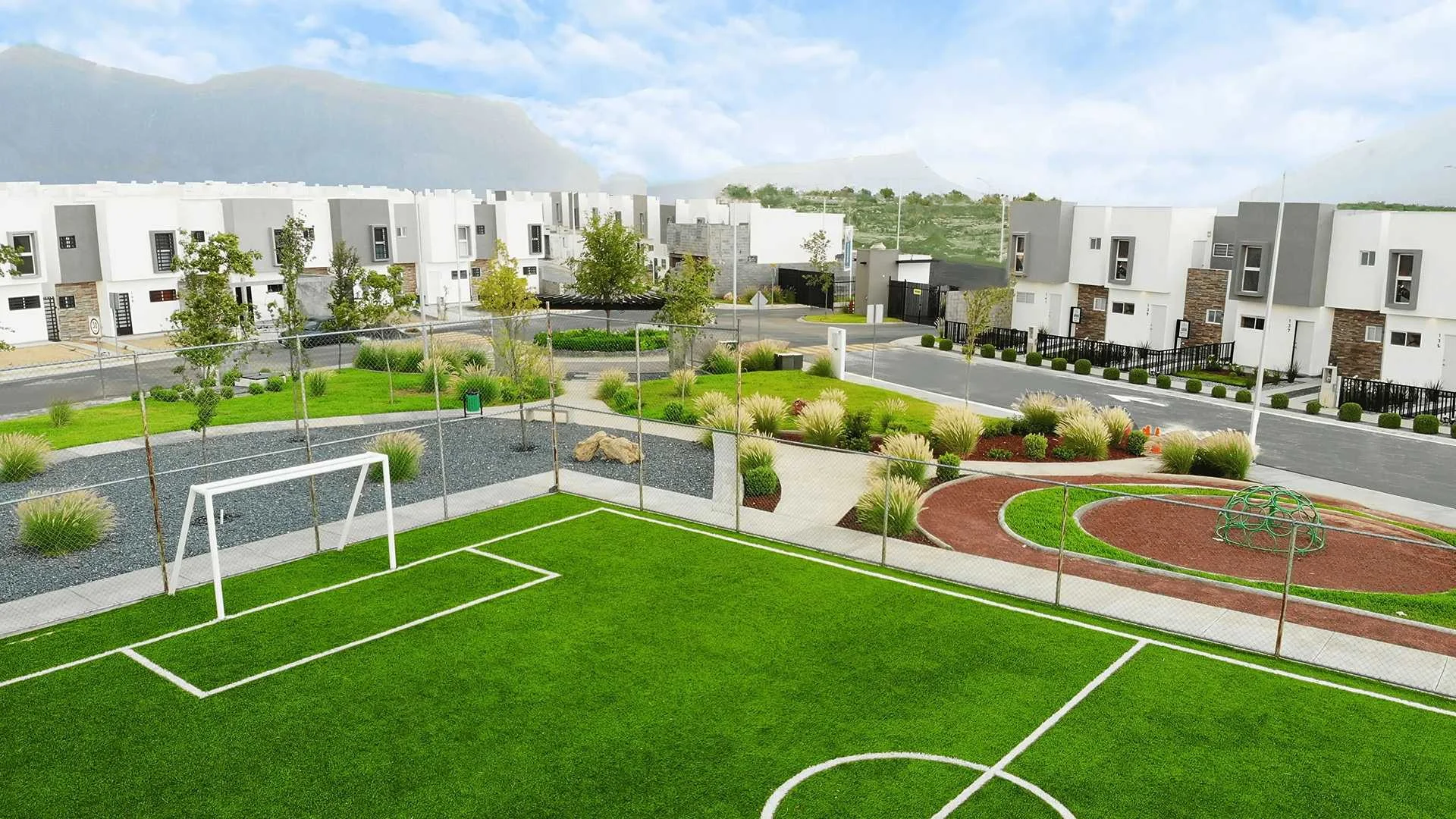 Cancha de fútbol, con tren de fachadas de casas nuevas en venta en el fraccionamiento residencial Las Haciendas Residencial en García, Nuevo León