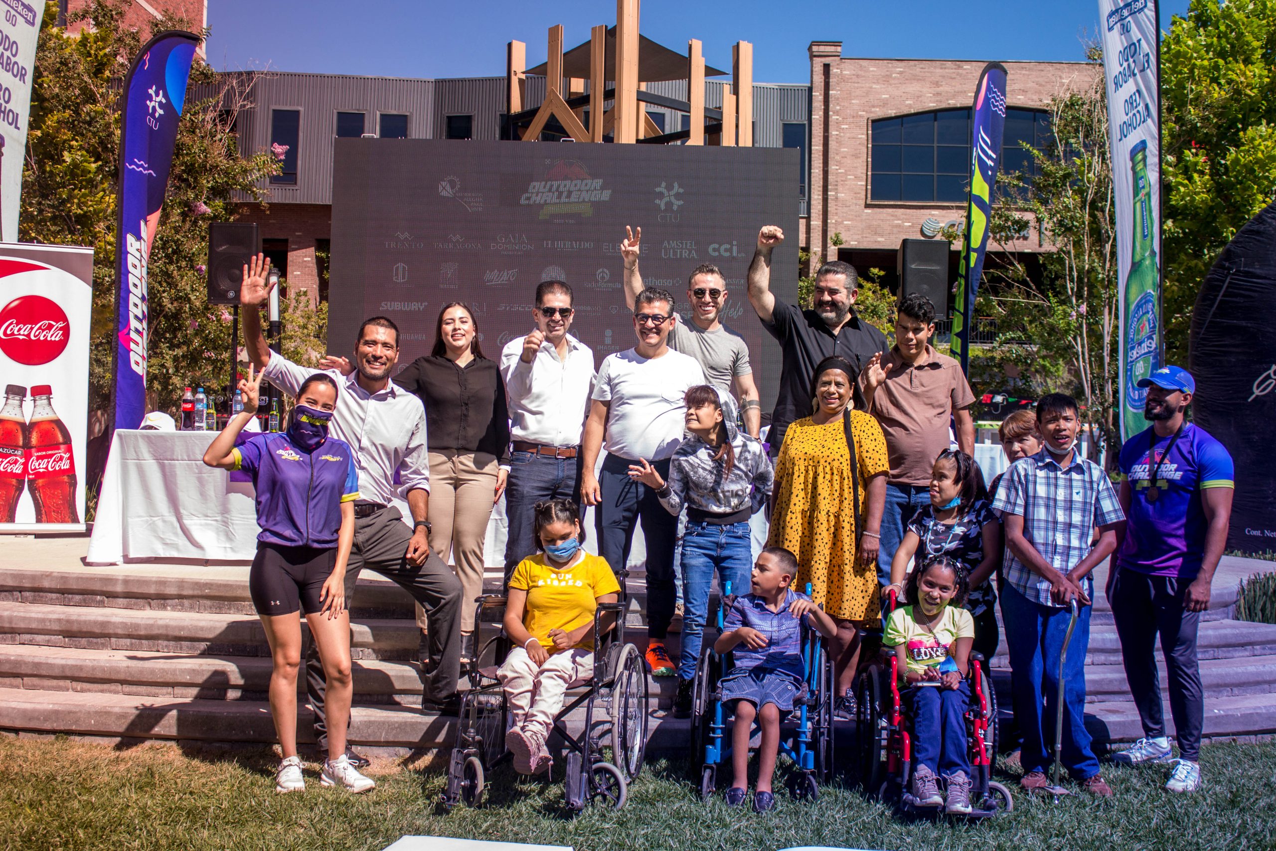 Niños del albergue para personas con discapacidades psicomotrices Brindemos Alegría Para Vivir y directivos de CTU durante la rueda de prensa del CTU Outdoor Challenge 2022.