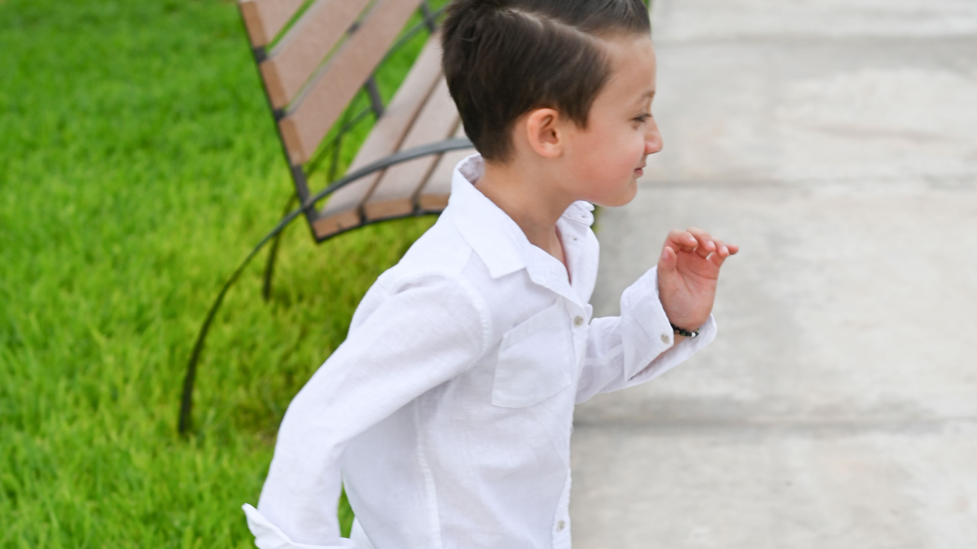 Niño de 6 años corriendo.