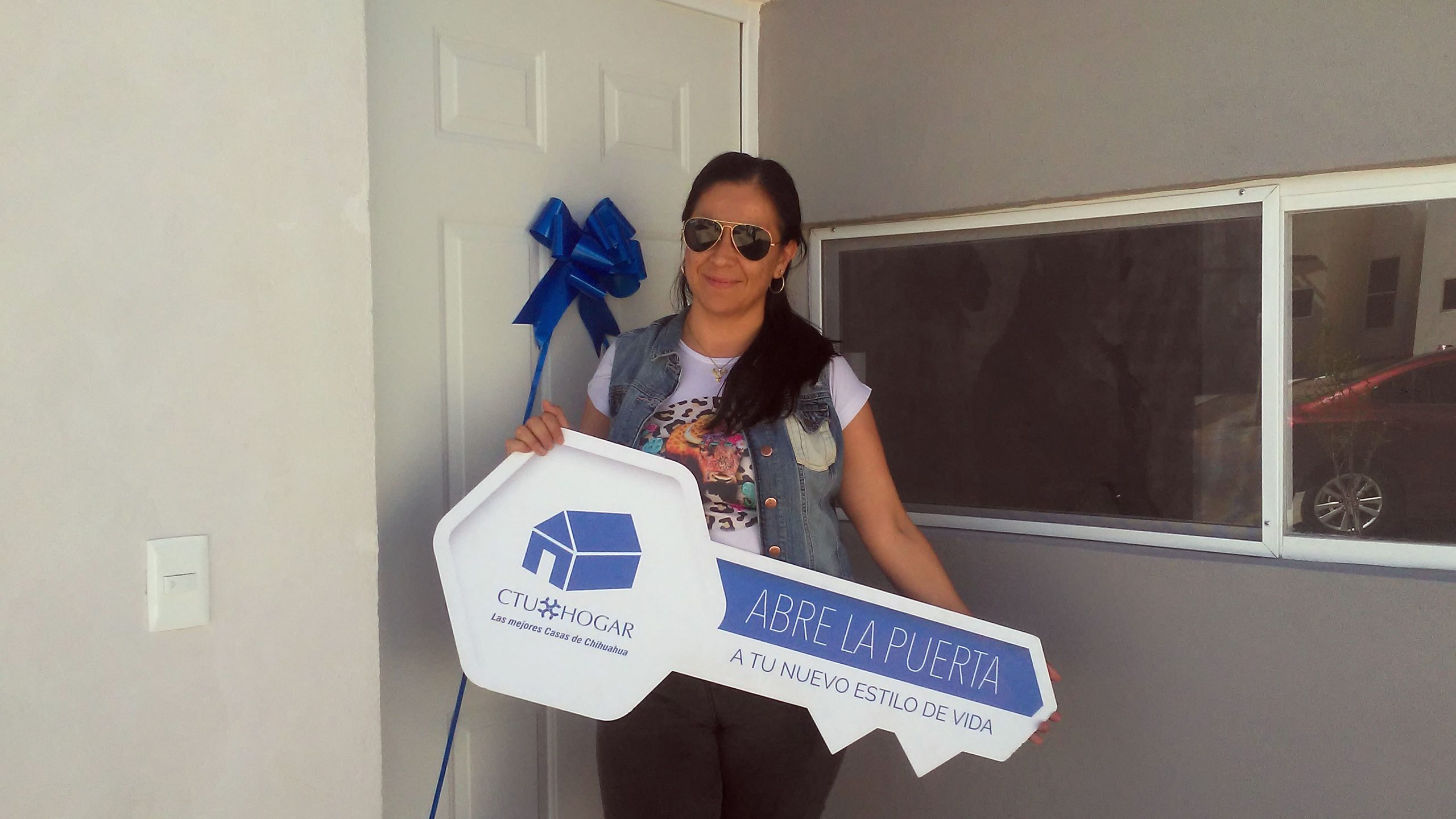 Mujer joven profesionista que está recibiendo las llaves de nueva casa en Campestre Las Haciendas Residencial en Cuauhtémoc, Chih.