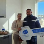 Familia compra casa nueva