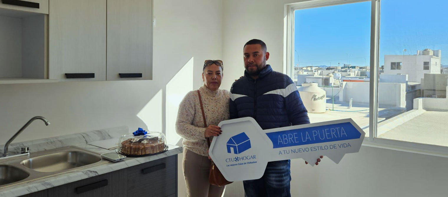 Familia compra casa nueva