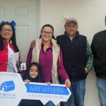 Familia feliz de haber comprado una casa nueva.