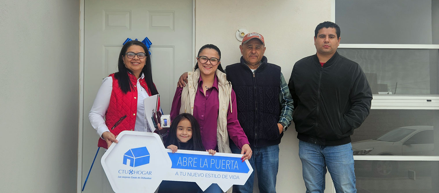 Familia feliz de haber comprado una casa nueva.