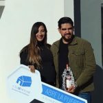 Futuros padres están felices por haber comprado su nueva casa.