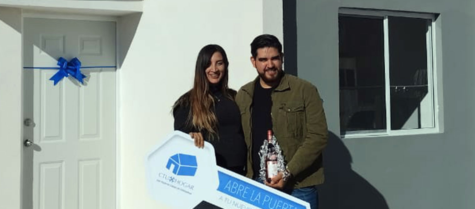 Futuros padres están felices por haber comprado su nueva casa.