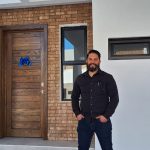 Hombre feliz por la compra de su casa nueva en Trento Residencial