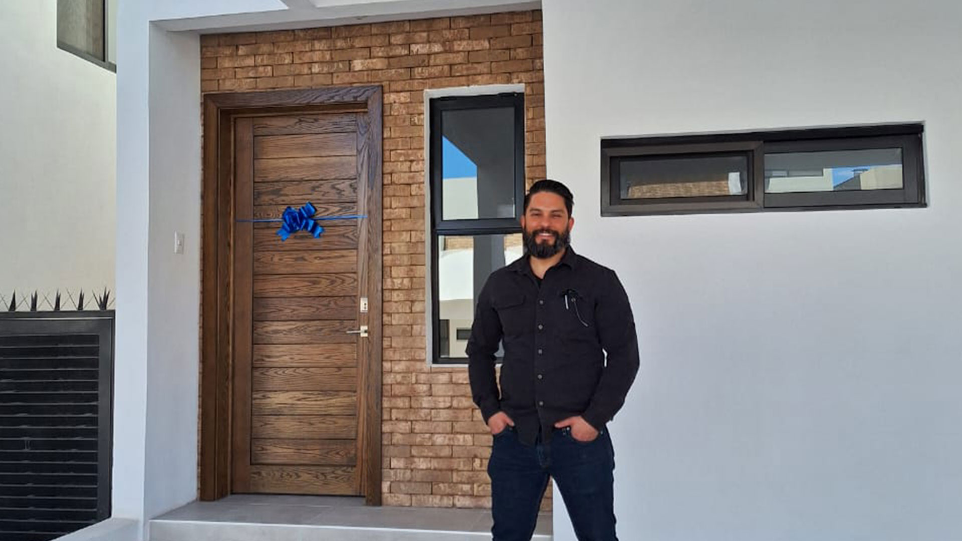 Hombre feliz por la compra de su casa nueva en Trento Residencial