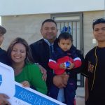 Familia feliz por su nueva casa.