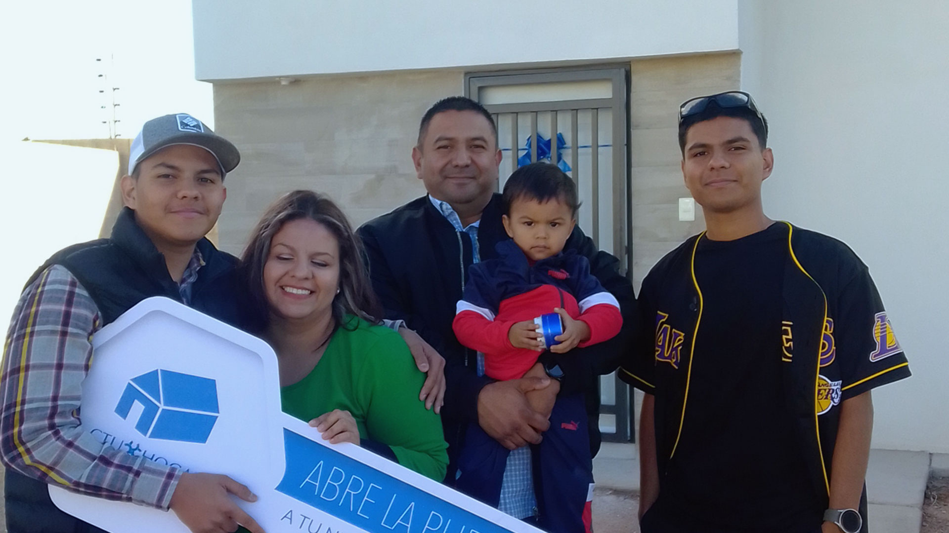 Familia feliz por su nueva casa.