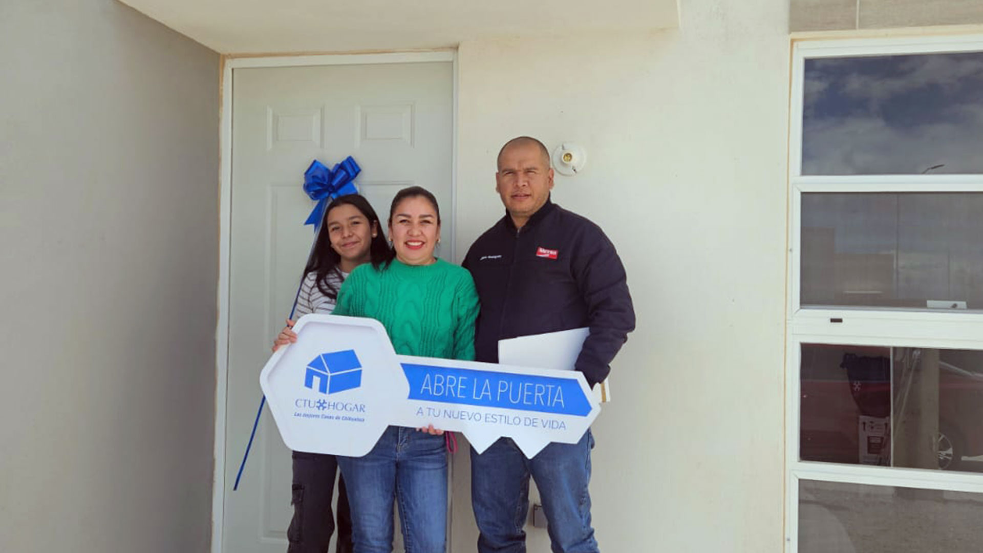 Esta familia compró su casa nueva en un residencial CTU con las mejores condiciones de crédito hipotecario gracias a nuestro equipo de expertos asesores inmobiliarios.