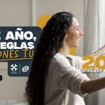 Mujer abriendo las cortinas de su nueva casa.