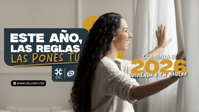 Mujer abriendo las cortinas de su nueva casa.