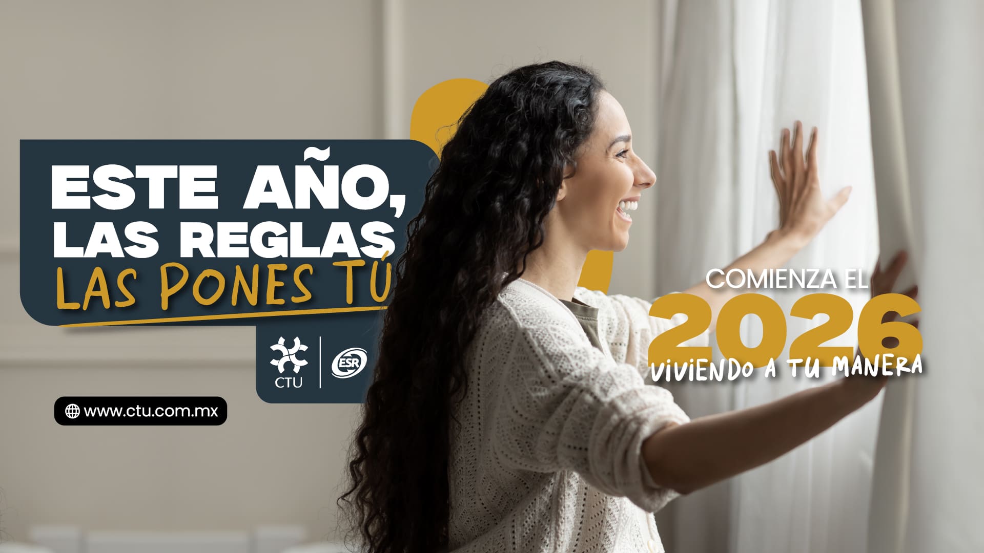 Mujer abriendo las cortinas de su nueva casa.